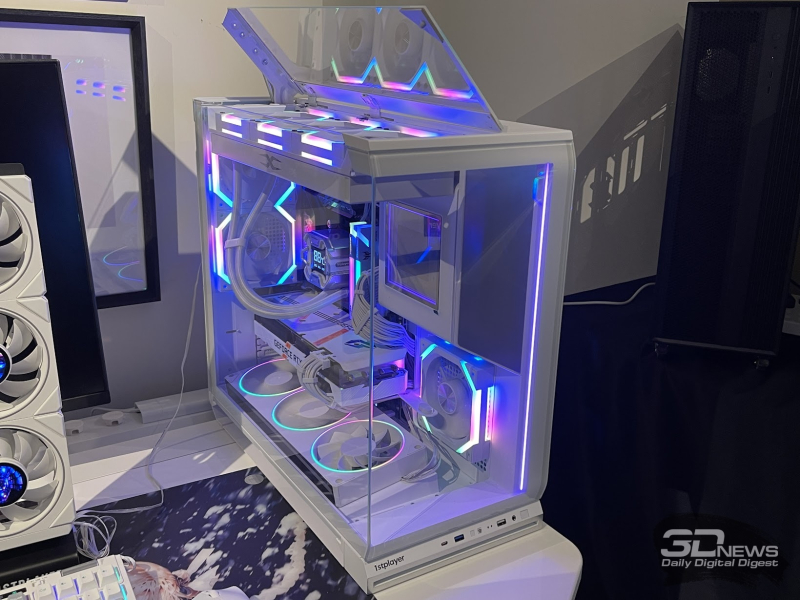 Computex 2026’da 1stPlayer sergi standından canlı yayın: panoramik kasalar, SZO, fan‑ekranlar ve küçük ama güçlü güç kaynakları