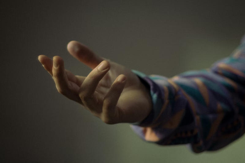 Apple, EMG sinyallerine dayanarak tanımadığı el sıkışmalarını tanıyan bir yapay zeka eğitti