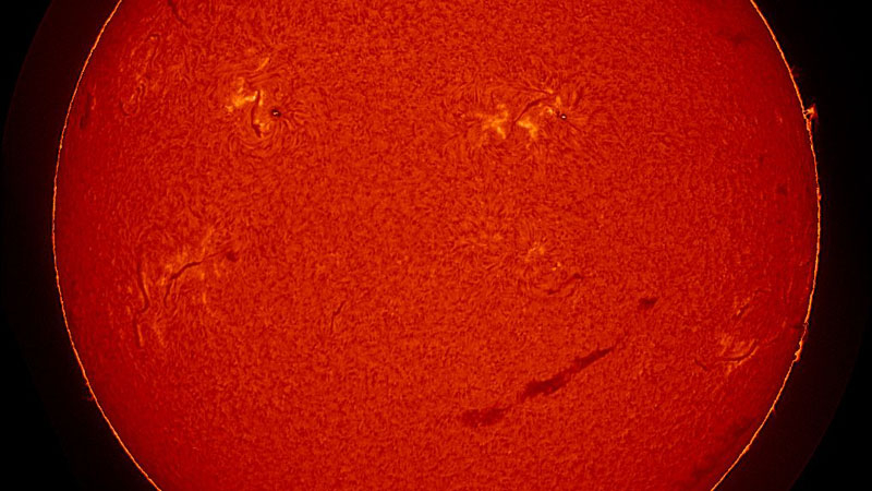 Güneş, üstten bize gülümseyen dev bir emojiydi