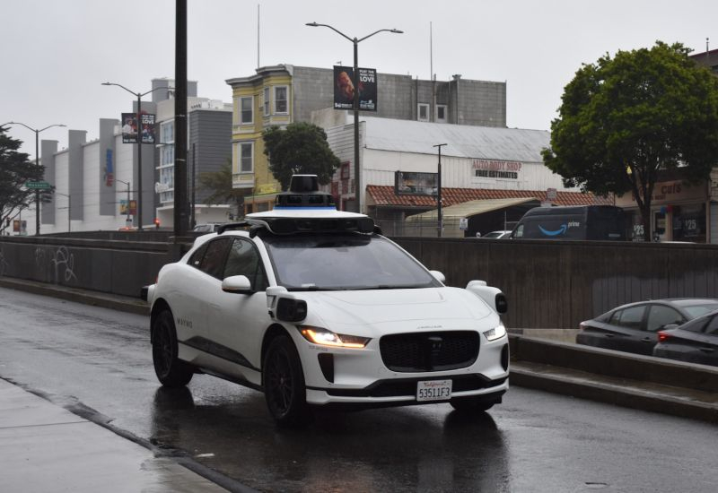 Waymo, güvenlik nedenleriyle ABD'deki hızlı otoyollarda robot taksi hizmetini durduruyor