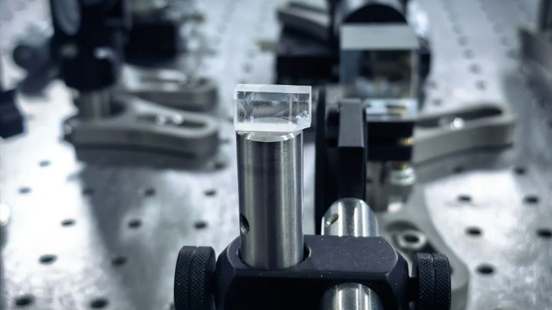 Çin'de daha önce erişilemeyen VUV aralığına ulaşmak için kompakt bir katı hal lazeri geliştirildi; bu da bilimsel araştırmalarda, uzay teknolojilerinde ve çip üretiminde yeni olanaklar açıyor