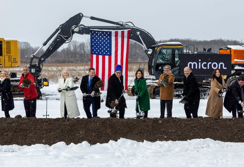 Micron, bellek eksikliğini ortadan kaldırmak için sermaye harcamalarını önemli ölçüde artırmayı vaat ediyor—yatırımcılar şüpheci.