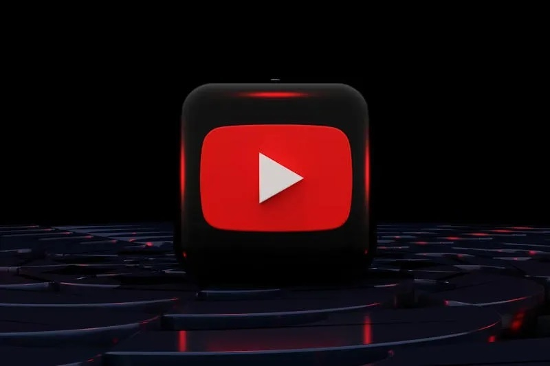 YouTube web oynatıcı kilitlenmeye başladı ve gigabaytlar RAM tüketiyor.