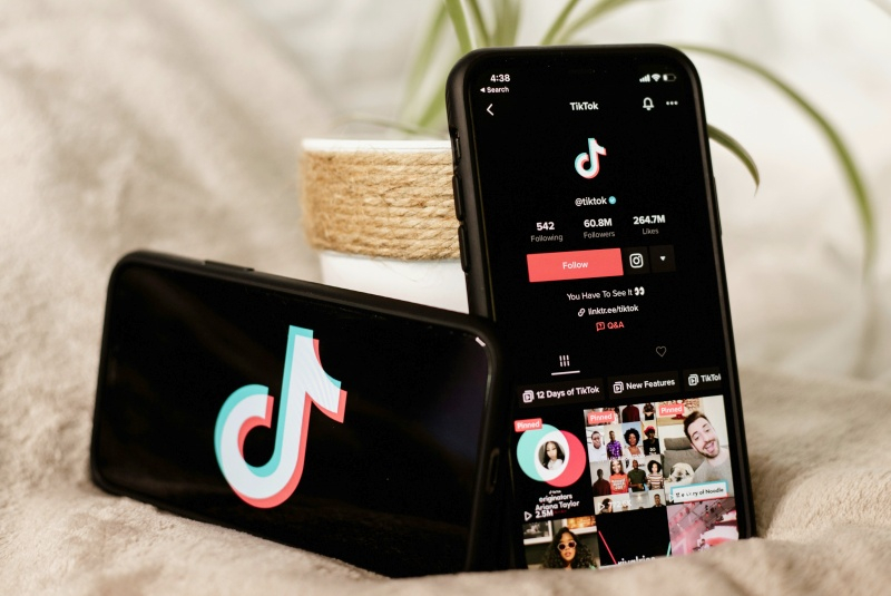 TikTok, Booking’a karşı: artık videoları izleyerek seyahat ve otelleri rezerve edebilirsiniz
