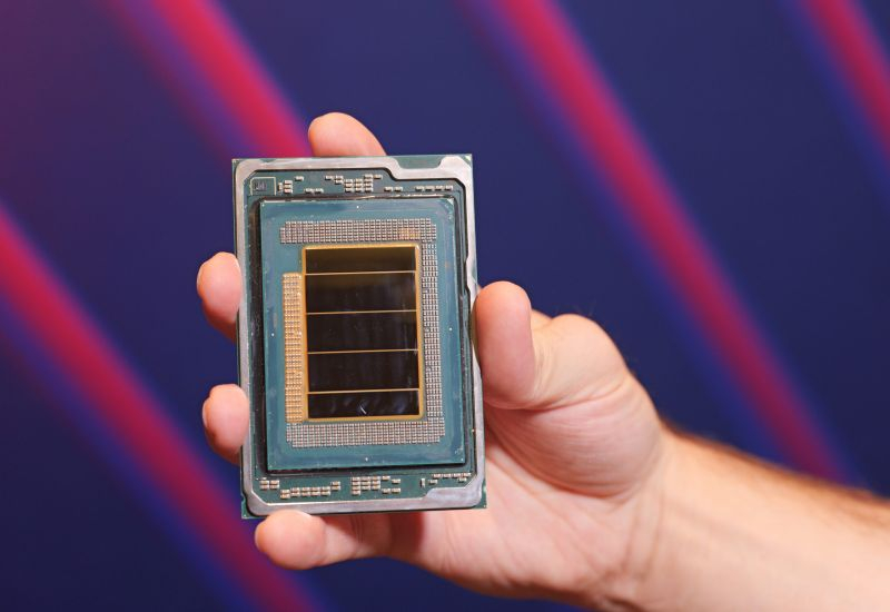 Intel hisse fiyatları neredeyse %25 arttı, piyasayı iterek Nvidia değeri şimdi 5 trilyon dolara ulaştı.