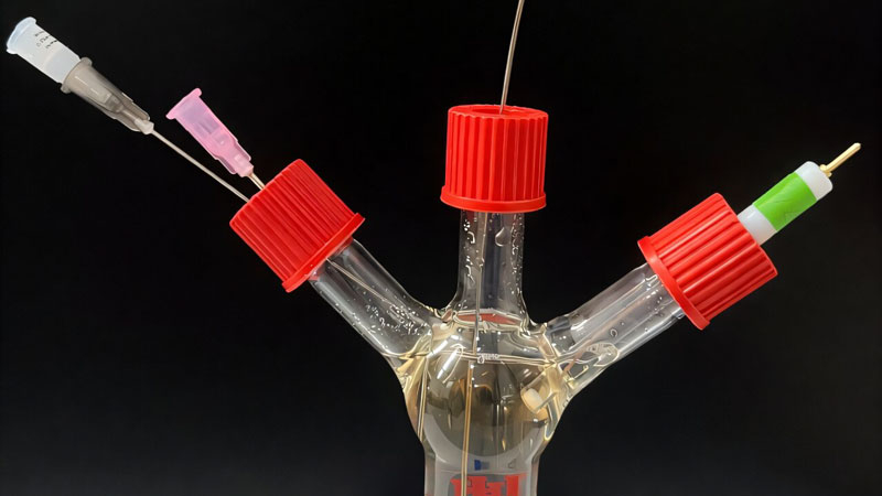 Bakterileri tehlikeli maddeleri bulduklarında elektrik üretmeye zorladılar ve bunu, onları hücre içinde kapatarak yaptılar