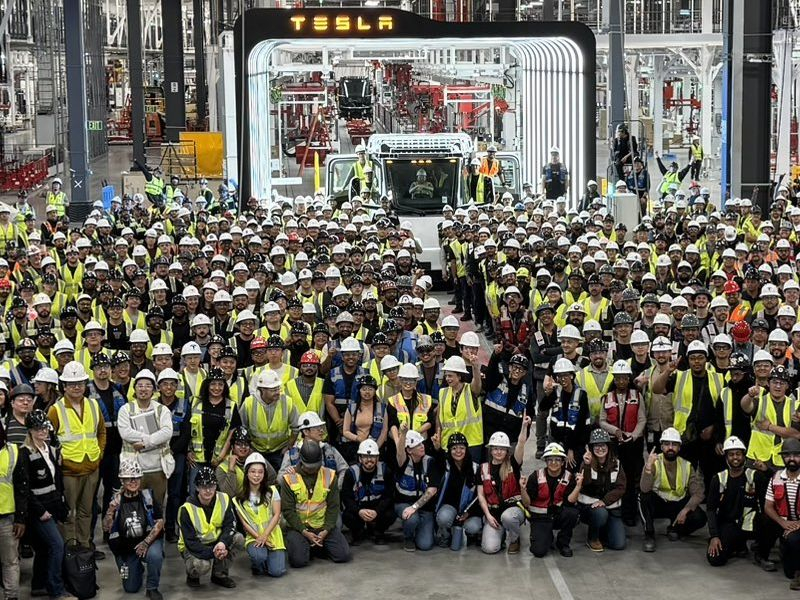 Yeni Nevada fabrikasında ilk seri elektrikli yük kamyonu Tesla Semi ortaya çıktı