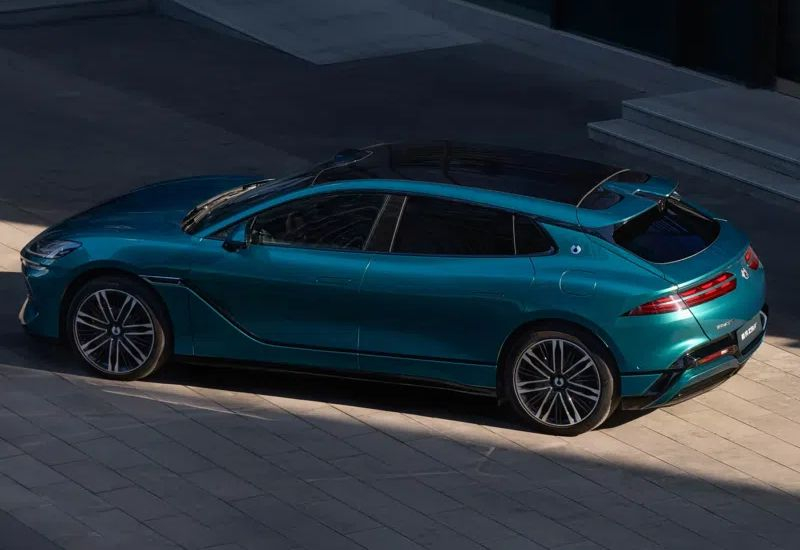 BYD, şarj olmadan 1036 km yol kat edebilen elektrikli araba Denza Z9 GT’yi piyasaya sürdü