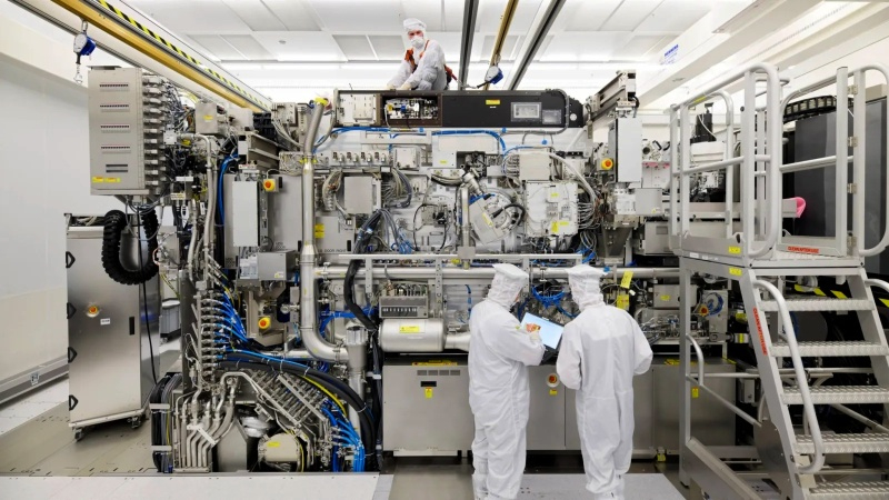 İncelik ölçü birimi olarak 10A ve 7A süper ince süreçler üzerinde çalışmaya başlayan Intel, ilk 14‑angstromluk mikroçipleri Ekim ayında test edecek.