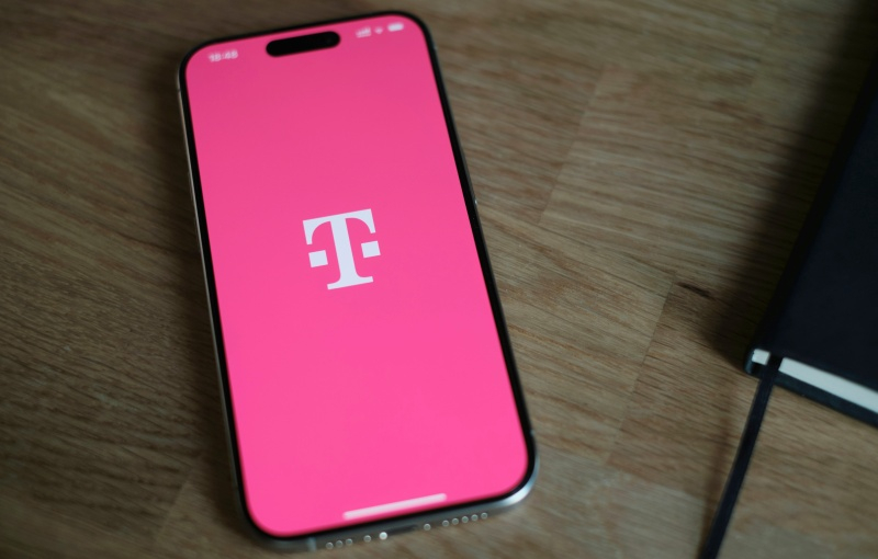 T-Mobile, üçüncü taraf uygulamalar gerektirmeden 50'den fazla dilde gerçek zamanlı çağrı çevirisi yapacak AI‑çeviri sunacak.
