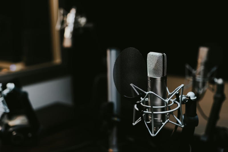 Yapay zeka tabanlı sohbet botları radyo sunucuları olarak başarısız oldu; her birinin kendi tarzı var.