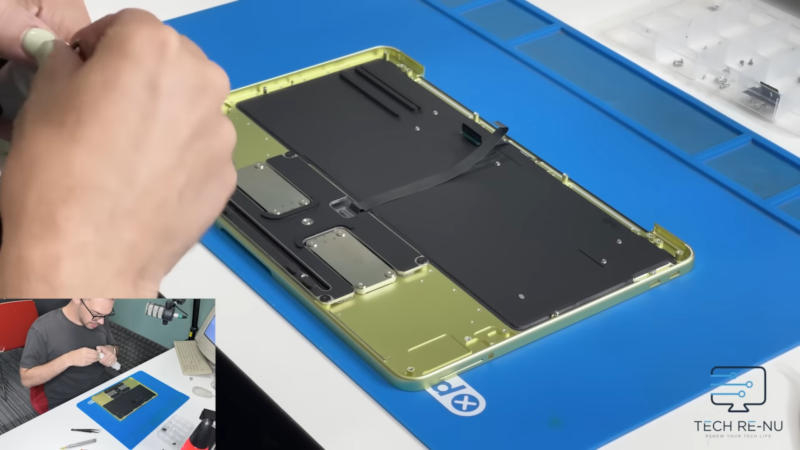 Apple MacBook Neo beklenenden daha basit çıktı—batarya bile yapıştırılmadı.