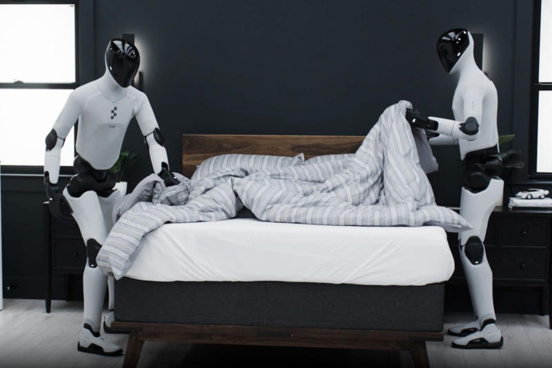 Figur robotlar odayı topladı ve videoda yatak kurdu
