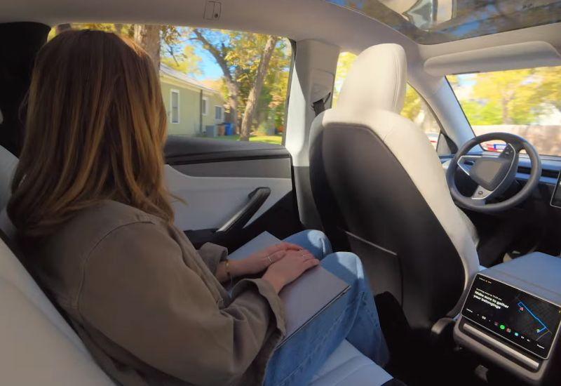Tesla robototaksileri trafik sıkışıklığında: 25 arabanın hiçbiri sürücüsüz, ama yine de hareket ediyor.