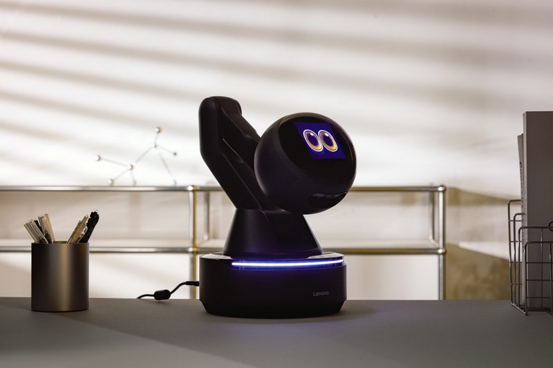 Lenovo, gözüyle dolu bir top gösterdi – projeksiyon modülü ve yapay zeka içeren AI robot asistanı Workmate prototipi.