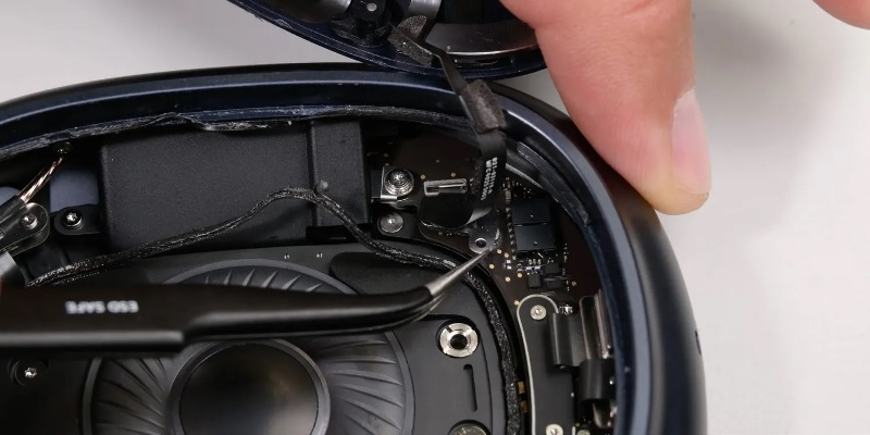 iFixit AirPods Max 2'yi açtı ve iç düzenlemesinin değişmediğini gösterdi