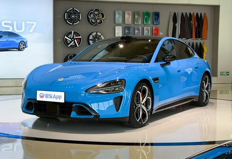 Xiaomi SU7 tasarım güncellemesinden sonra yeni görünüyor ve 902 km'ye kadar menzil vaat ediyor.