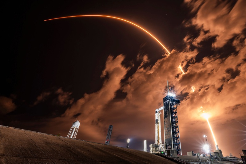 FCC düzenleyicisi Amazon’ı eleştirdi: önce kendi uydularınızı kurun, sonra SpaceX’e şikayet edin.