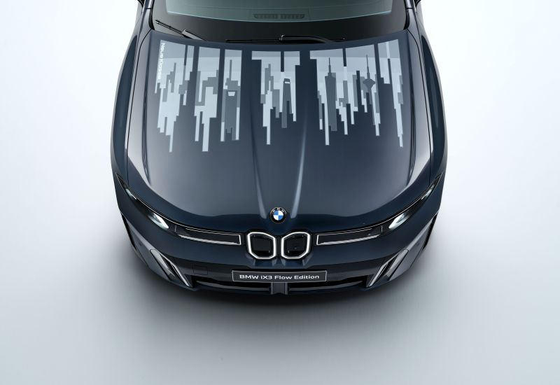 BMW iX3 Flow Edition, “elektronik mürekkep” teknolojisiyle rengi değiştiren bir kaput sergiliyor