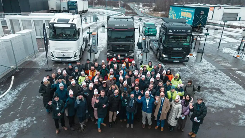 İsveç, elektrikli araçlar için 1,2 MW’lık bir şarj cihazı tanıttı – ve soğuk engel olmadı.