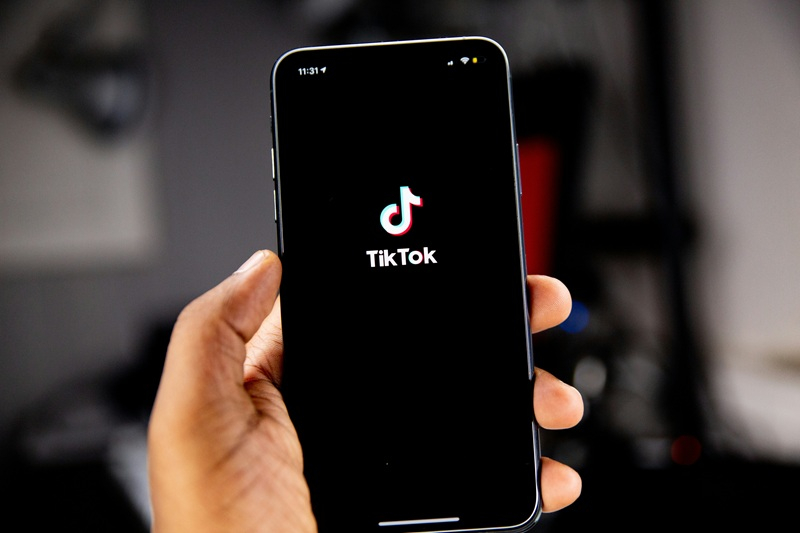 AB, TikTok ve Instagram’ı bağımlı tasarımları nedeniyle ele alacak.