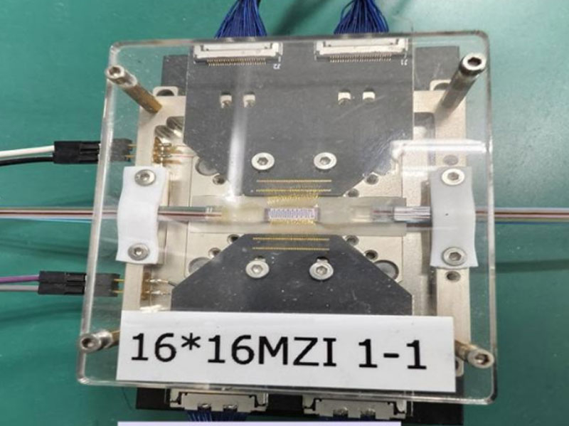 Çinli bilim insanları robotların anında düşünmesini sağlayarak silikon fotonik gelişimini hızlandırıyor
