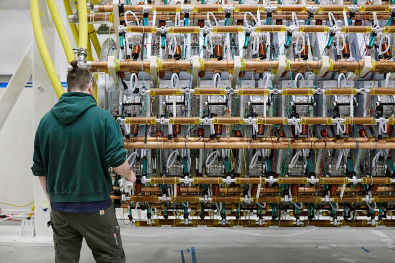 Pacifica Fusion, yakıtı kondansatör sıkıştırmasıyla inersiyel ateşleme için kullanan bütçe dostu bir termonükleer cihaz prototipini test etti.