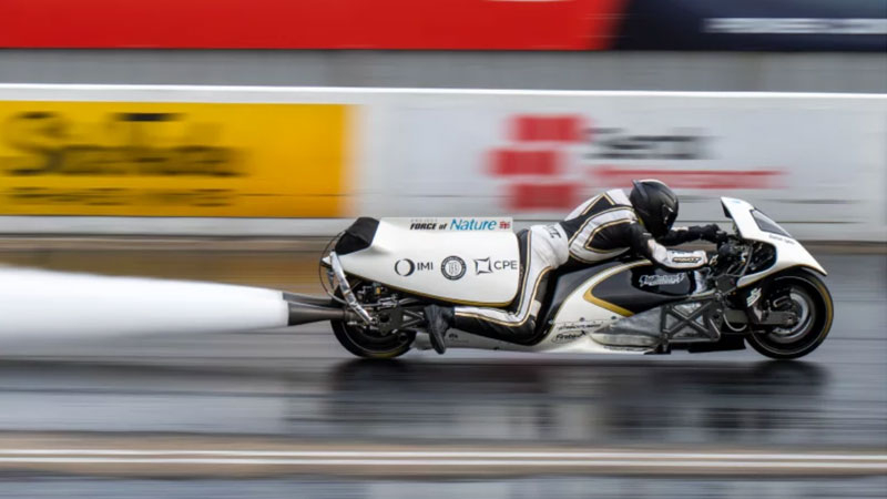 İngiliz mucit, tüm dünyadaki motosikletler arasında hız bakımından ikinci sıraya yerleşen çiftli bir motosiklet geliştirdi