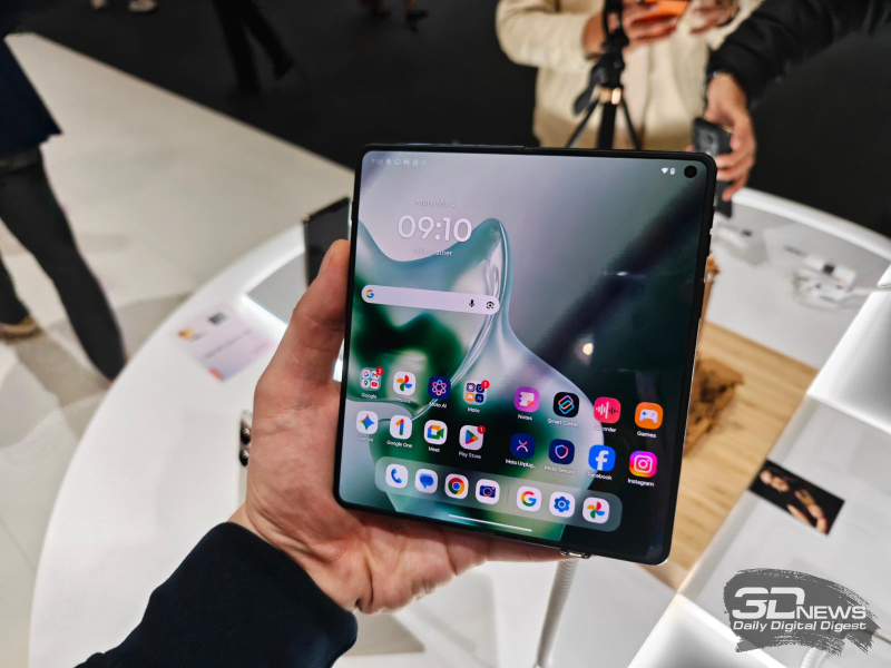 Motorola yeni esnek telefon Razr Fold'u tanıttı