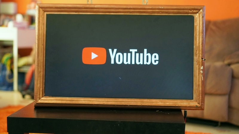YouTube reklam engelleyicileriyle olan çatışmayı şiddetlendirdi, kullanıcıların yorumlarını ve video açıklamalarını silmeye başladı.