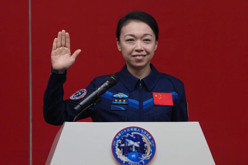 İlk Hong Kong kadın astronotu Çinli ISS'ye uçacak.