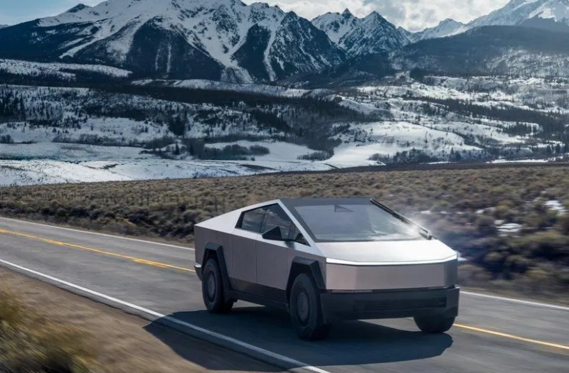Tesla, arka tekerlekli modellerde tekerleklerin düşme riskine karşı 173 Cybertruck’u geri çağırıyor
