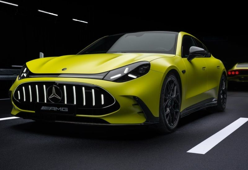 Mercedes-Benz, AMG GT adlı spor elektrik coupe'yi tanıttı; 0'dan 100 km/s hıza iki saniyede ulaşıyor.