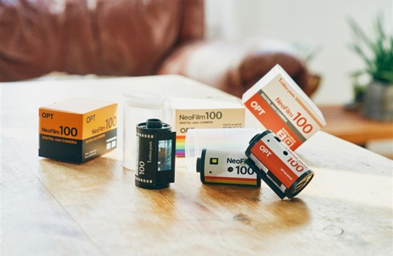 Japonya’da, 35 mm film makaralı dijital kamera‑kilitçi OPT100 Neo Film tanıtıldı.