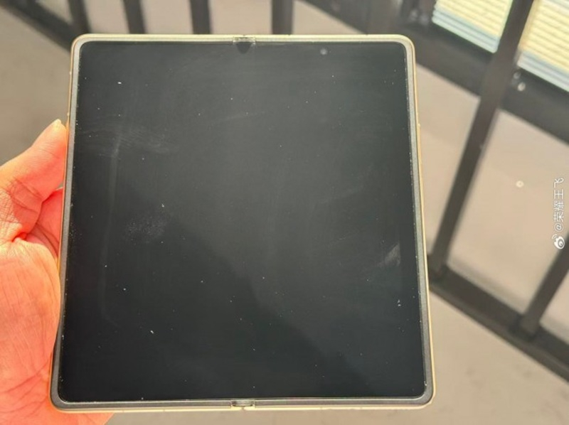 Oppo ve Honor, ekranı katılmadan katlanabilir telefonlar çıkarmaya hazırlanıyor — bu gerçekten yeni bir çözümdür.