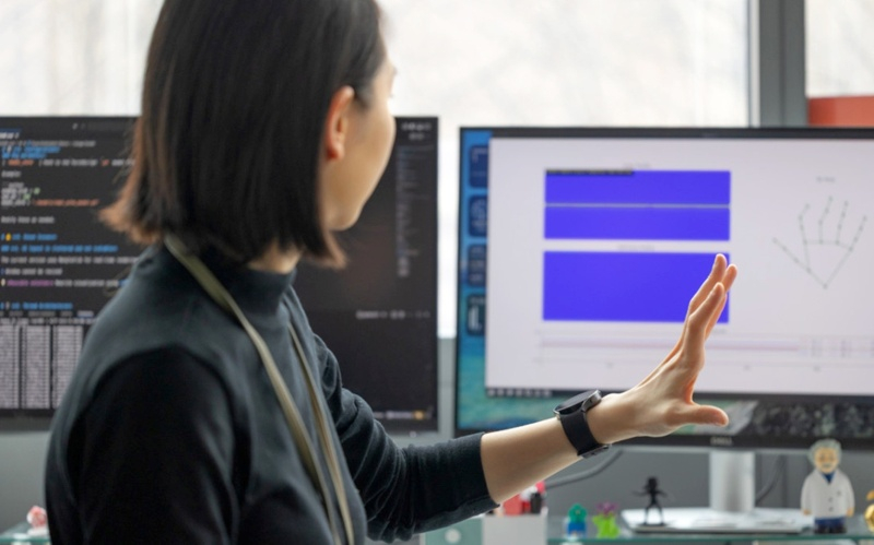 Araştırmacılar, normal akıllı saatleri el hareketlerinin hassas ölçümü için bir cihaz haline getirmek amacıyla yapay zekayı kullandı