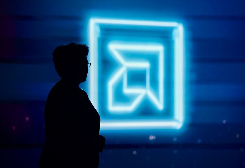 AMD, Intel'i neredeyse üçte bir oranla geride bırakarak 454 milyar dolarlık rekor piyasa değerine ulaştı.