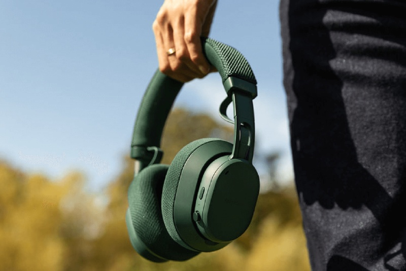 iFixit, AirPods Max 2'yi “kötü tamir edilebilirlik” kategorisine yerleştirerek on üzerinden sadece dört puan vererek değerlendirdi.
