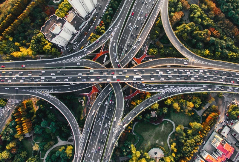 Yapay zeka sistemi arabaları yol çukurlarını bildirmeyi öğretiyor ve ardından bu bilgileri yol onarım servislerine iletir