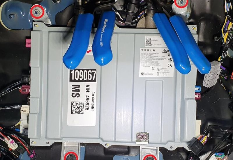 Mask, 2016 yılından beri tüm Tesla’lar için tam otonom pilot olduğunu iddia etti, ancak şimdi özel mikro fabrikalarda donanım güncellemesi gerekiyor.