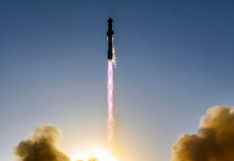 SpaceX, Mars planını eriyor ve 2026 yılında ay'a odaklanıyor.