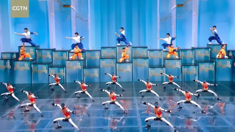 Çin, yılbaşı gösterisinin başında humanoid robotları tanıttı ve kung fu yeteneklerini sergiledi