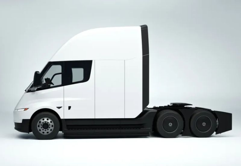 Tesla Semi kamyonları daha düşük kapasiteli bataryalarla donatılmıştır, ancak menzilleri değişmemiştir