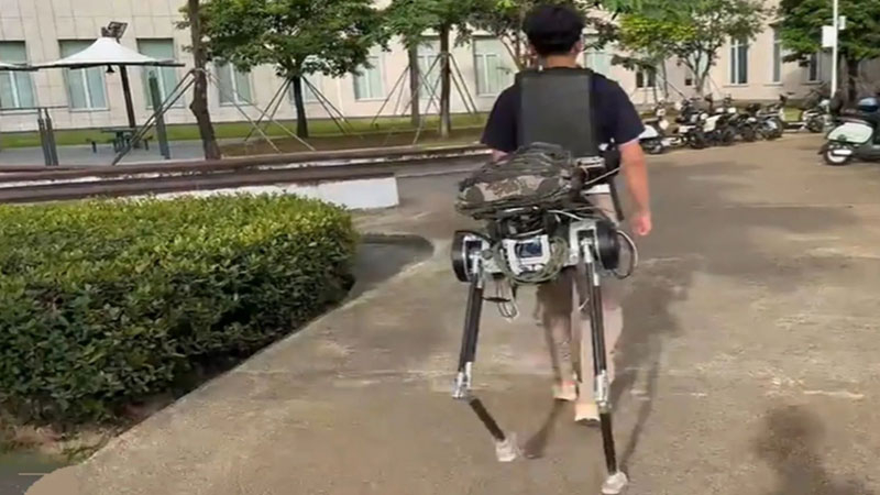 Çin, insanları kentavr yapıp yük taşımasına yardımcı olan taşınabilir bir robot geliştirdi.