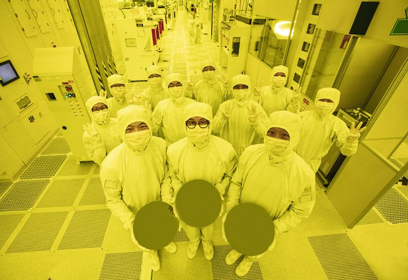 Dünya yarı iletken pazarının hacmi bu yıl içinde 1 trilyon dolara ulaşacak, bu da dört yıl önce planlanan zamandan daha erken gerçekleşecek; yapay zekâ gelişimi sayesinde.